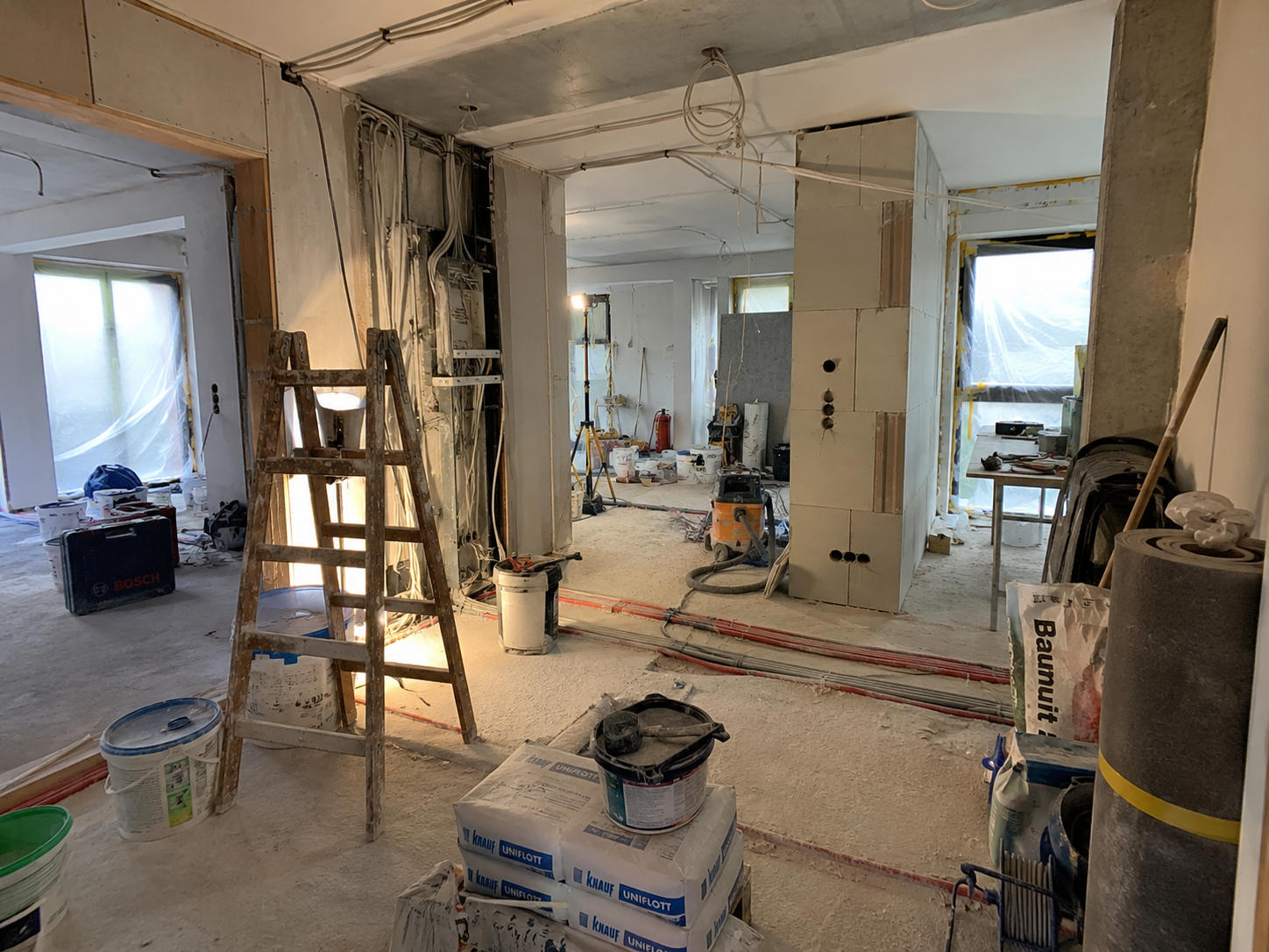 Sanierungsarbeiten im modernen Wohnraum als Platzhalterbild